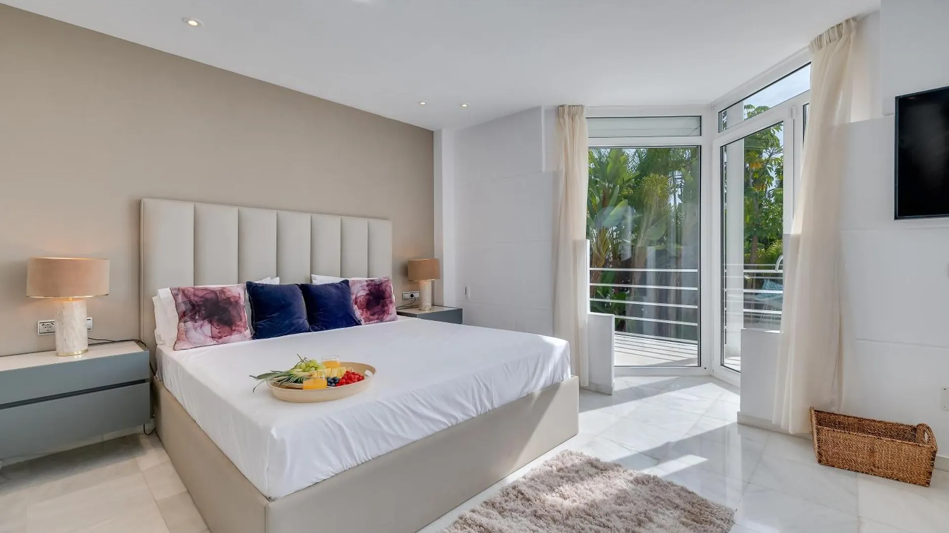 Tropical 4 Bdrm Villa In Prime Location W Jacuzzi Marbella