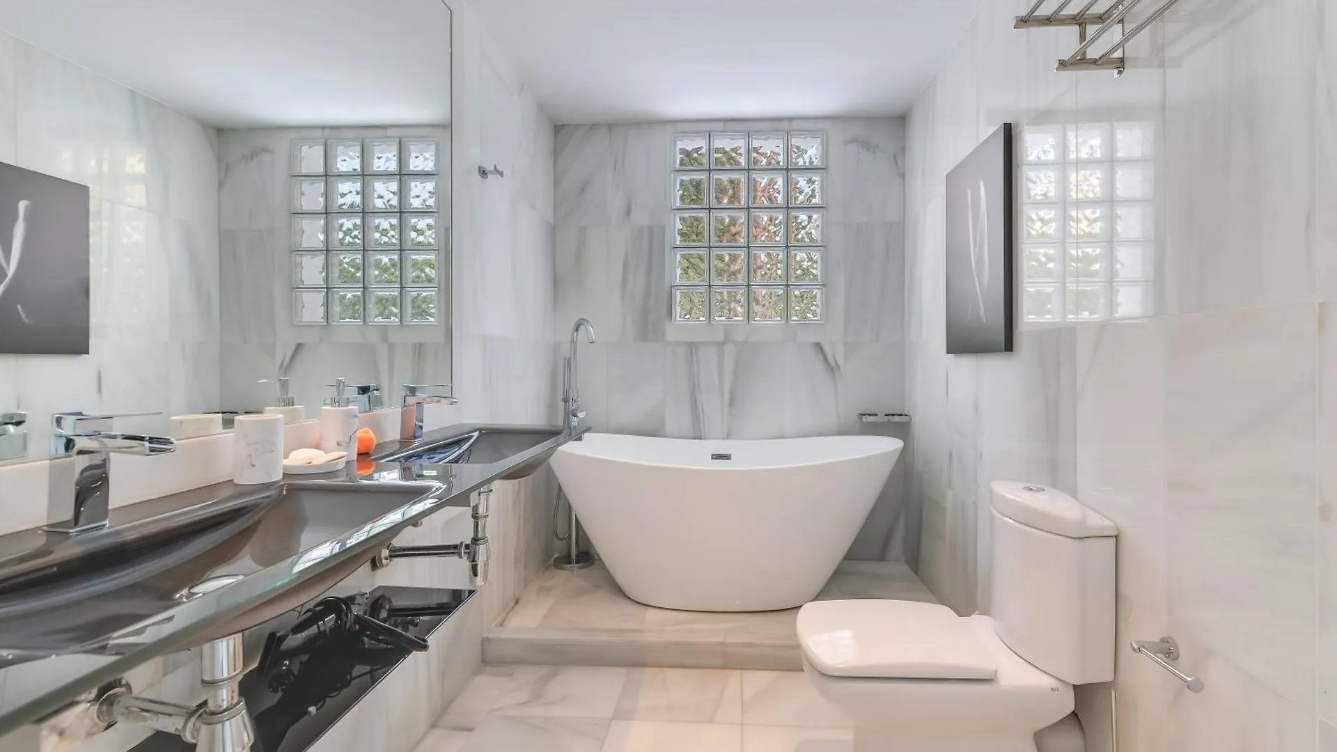Tropical 4 Bdrm Villa In Prime Location W Jacuzzi Marbella Apartment