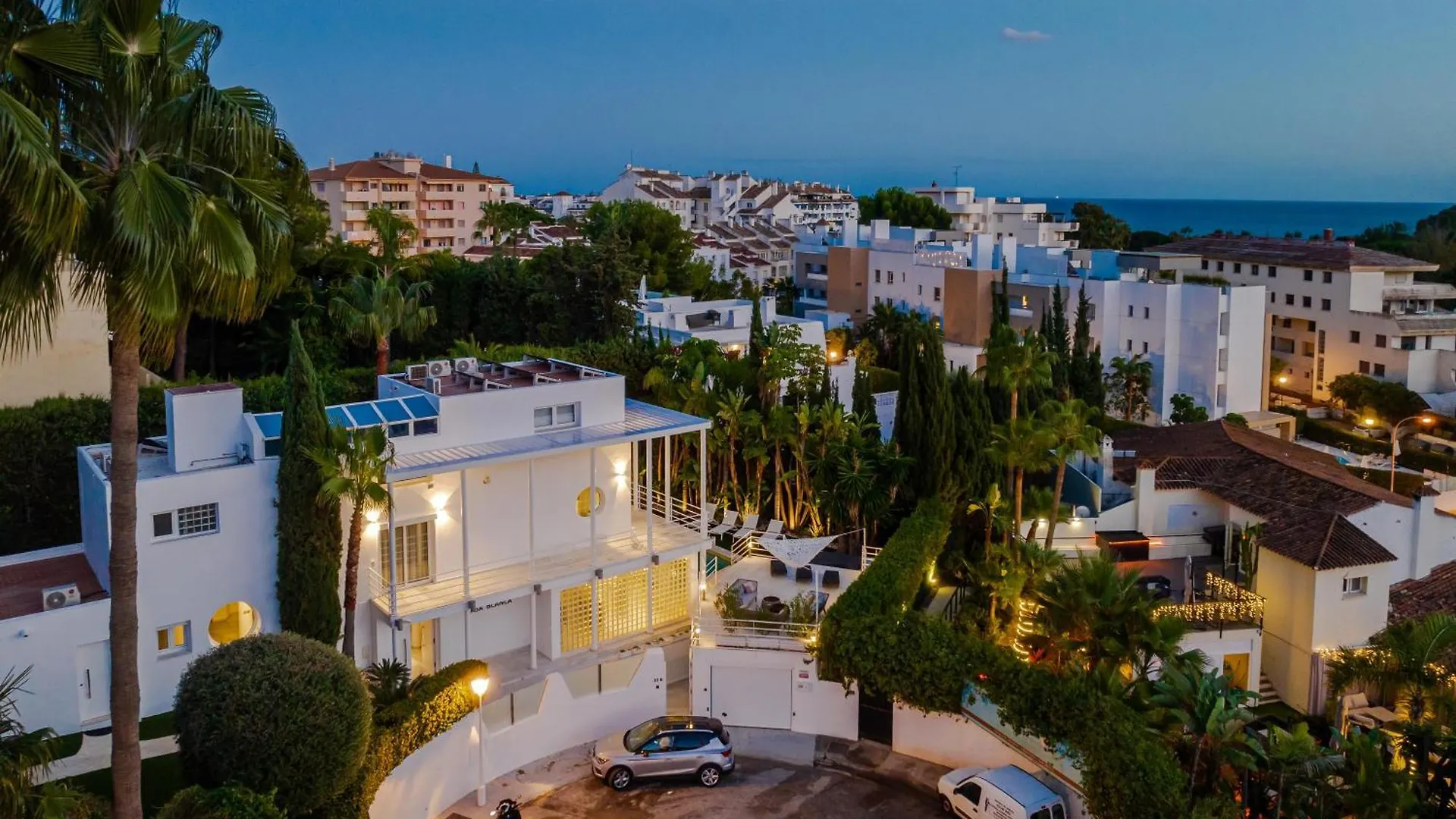 Tropical 4 Bdrm Villa In Prime Location W Jacuzzi Marbella