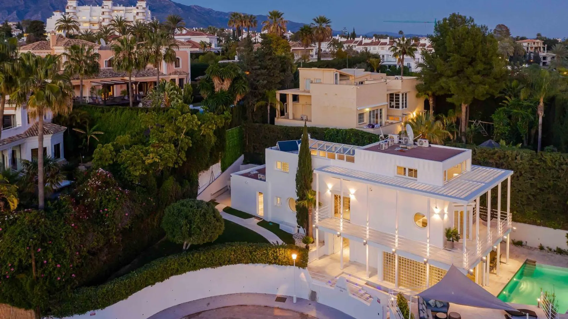 Tropical 4 Bdrm Villa In Prime Location W Jacuzzi Marbella